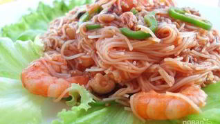 Рисовая лапша с овощами и морепродуктами