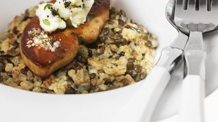 Ризотто из чечевицы, перловки, гречки и дикого риса с фуа-гра и козьим сыром