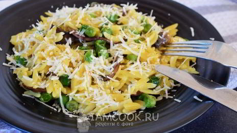 ризотто из пасты орзо с грибами и горошком