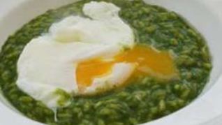 Ризотто с крапивой и яйцом Пашот