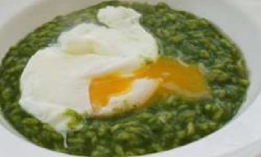 Рецепт ризотто с крапивой и яйцом пашот