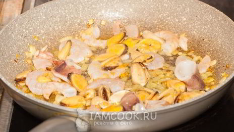 ризотто с морепродуктами в томатном соусе