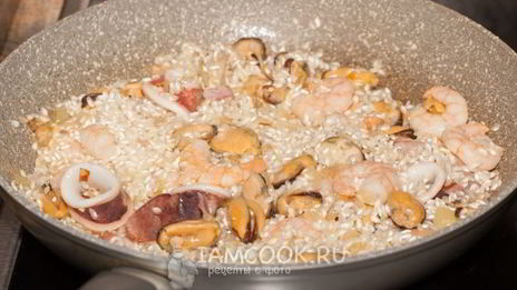 ризотто с морепродуктами в томатном соусе