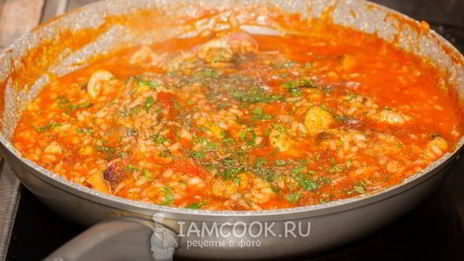 ризотто с морепродуктами в томатном соусе