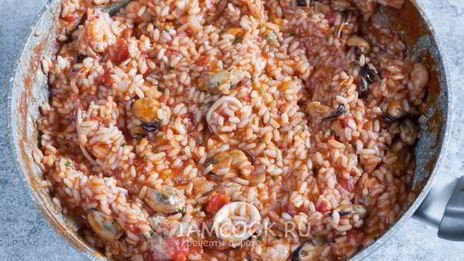 ризотто с морепродуктами в томатном соусе