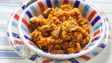 ризотто с морепродуктами в томатном соусе