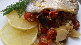 Дорада на овощной подушке из черри, сладкого перца и творога