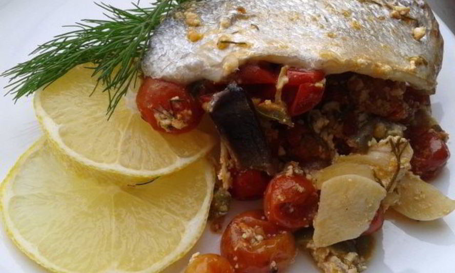 Рецепт дорады на овощной подушке из черри, сладкого перца и творога