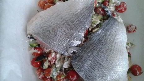 дорада на овощной подушке из черри, сладкого перца и творога