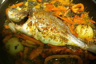 Дорада, запеченная с овощами