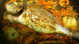 Дорада, запеченная с овощами