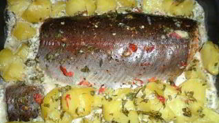 Форель, запеченная с картофелем в сливках