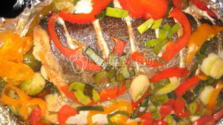 Форель, запеченная с лимоном, перцем, зеленью и брюссельской капустой