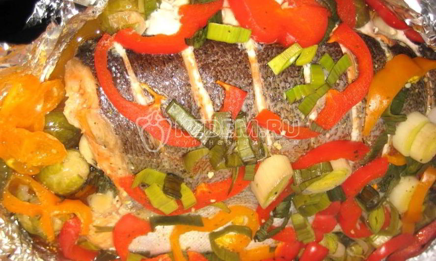 Рецепт форели, запеченной с лимоном, перцем, зеленью и брюссельской капустой