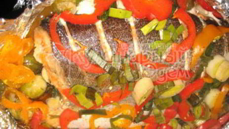 форель, запеченная с лимоном, перцем, зеленью и брюссельской капустой