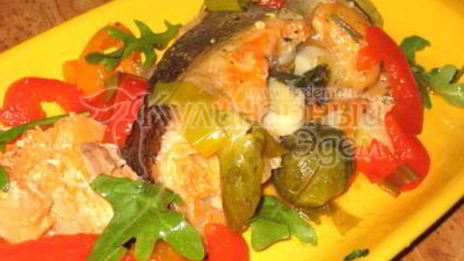 форель, запеченная с лимоном, перцем, зеленью и брюссельской капустой