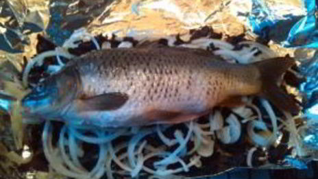 карп, запеченный в фольге с грибами и картофелем