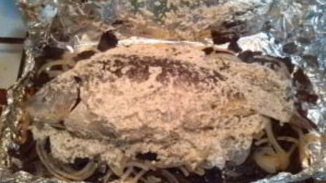 карп, запеченный в фольге с грибами и картофелем