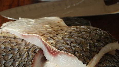 кефаль со шпинатом