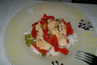 Кефаль тушеная с перцами и белым рисом