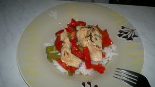 Кефаль тушеная с перцами и белым рисом