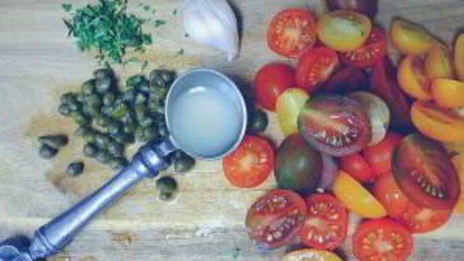 красная рыба с помидорами в духовке