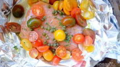 красная рыба с помидорами в духовке