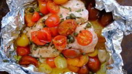 красная рыба с помидорами в духовке