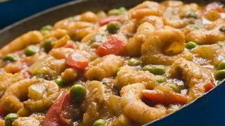 Креветки с красным перцем в соусе из кокосового молока с карри