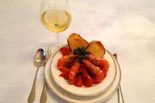 Креветки в чесночно-томатном соусе с гренками