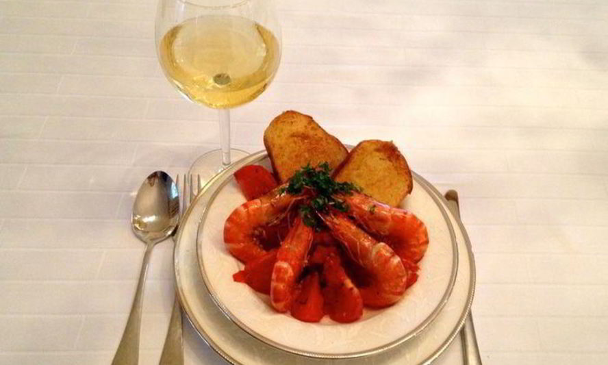 Рецепт креветок в чесночно-томатном соусе с гренками