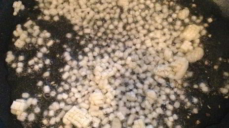 креветки в чесночно-томатном соусе с гренками