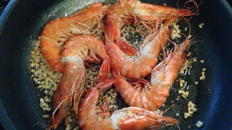 креветки в чесночно-томатном соусе с гренками