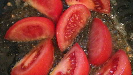 креветки в чесночно-томатном соусе с гренками