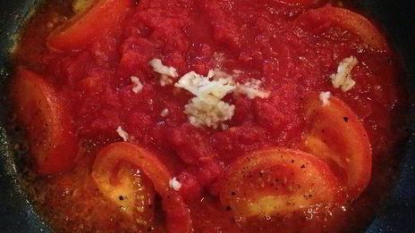 креветки в чесночно-томатном соусе с гренками