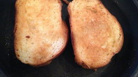 креветки в чесночно-томатном соусе с гренками