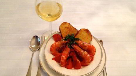 креветки в чесночно-томатном соусе с гренками