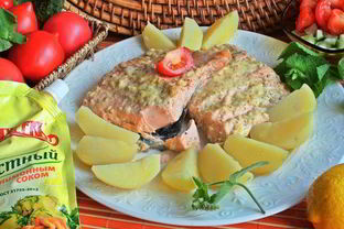 Лосось под майонезом, запеченный в рукаве