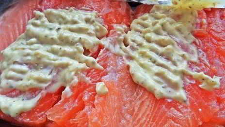 лосось под майонезом, запеченный в рукаве