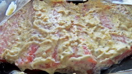 лосось под майонезом, запеченный в рукаве