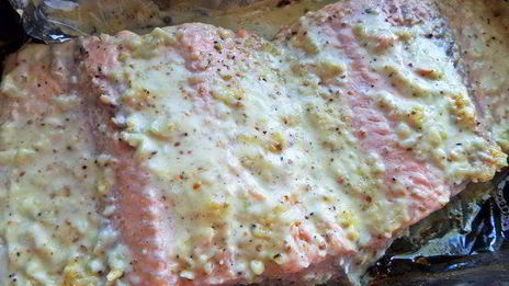 лосось под майонезом, запеченный в рукаве