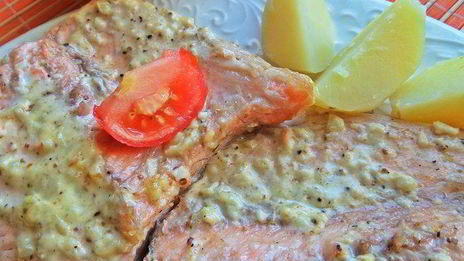 лосось под майонезом, запеченный в рукаве