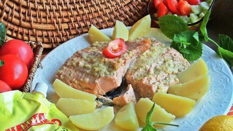 лосось под майонезом, запеченный в рукаве