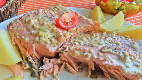 лосось под майонезом, запеченный в рукаве