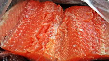 лосось под майонезом, запеченный в рукаве