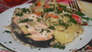 Лосось с овощами в горшочке