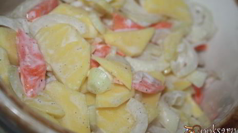 лосось с овощами в горшочке