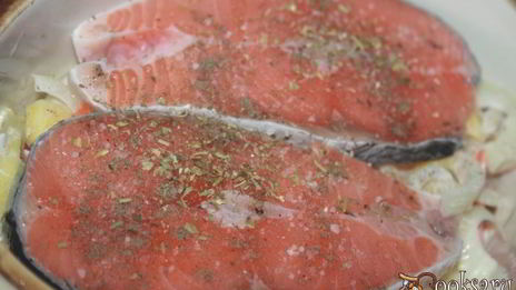 лосось с овощами в горшочке