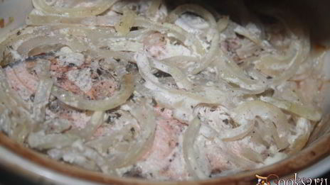 лосось с овощами в горшочке