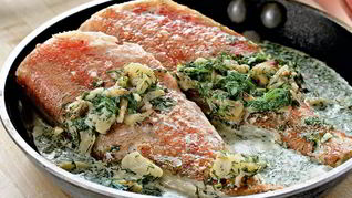 Окунь под чесночным соусом